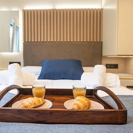 Modern With Stunning Terrace & Sea Views شقة