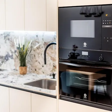 Modern With Stunning Terrace & Sea Views شقة