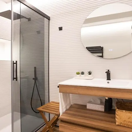 Modern With Stunning Terrace & Sea Views شقة *