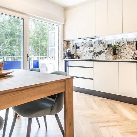 Modern With Stunning Terrace & Sea Views شقة *