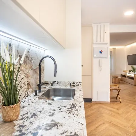 Modern With Stunning Terrace & Sea Views شقة