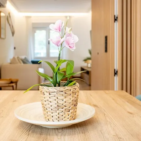 Modern With Stunning Terrace & Sea Views شقة *